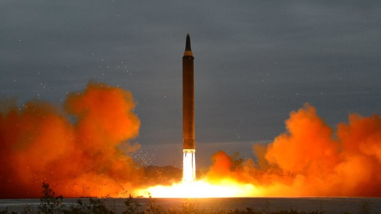 ActualidadRT's tweet photo. DETALLES: El Ejército surcoreano afirma que el misil alcanzó una altitud de 770 km y voló 3.700 km https://t.co/ynjOPAzNsd https://t.co/gahw0i1lsK