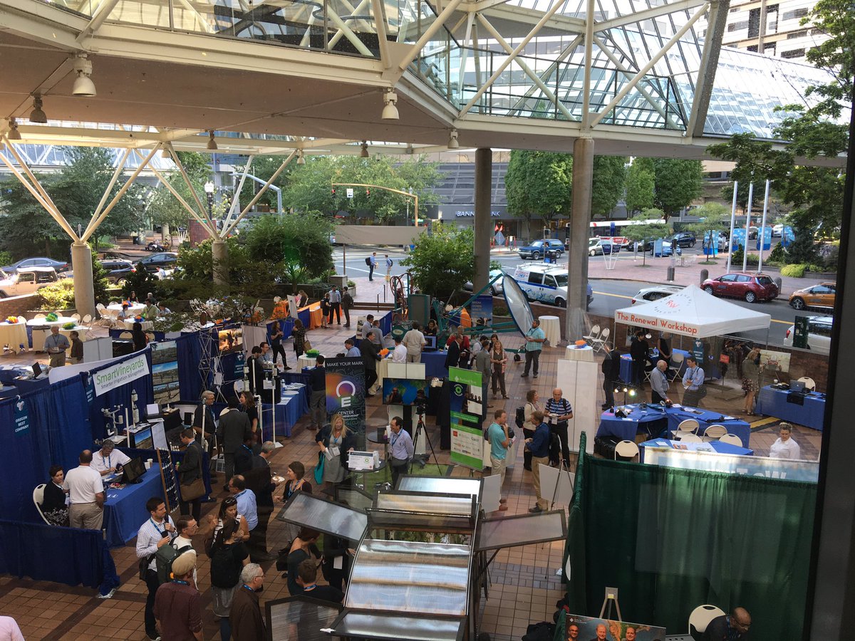 MMGrossman's tweet photo. Busy trade show floor of new ideas and inspired individuals. #bestfest17 @Oregon_BEST https://t.co/aaO6MVarEd