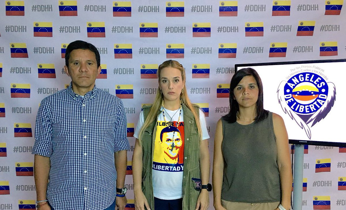 liliantintori's tweet photo. En minutos vamos a denunciar los casos de los presos políticos @CarlosGraffe y @gilbercaro junto a sus familiares #DDHH https://t.co/TRf110Aa74