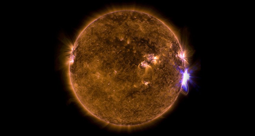 CaraSantaMaria's tweet photo. "The sun’s strongest flare in 11 years might help explain a solar paradox." #solarflare #sunaction
https://t.co/TXXYDZwoXH https://t.co/VPE5aBOoFr