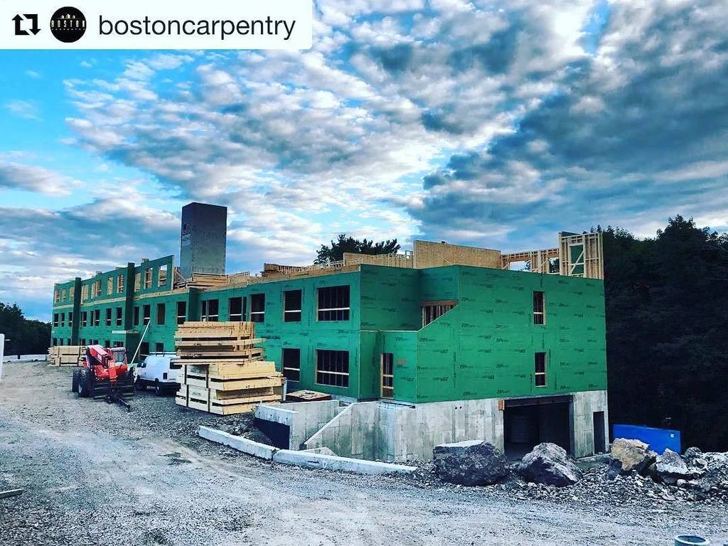 BigBearUSMCVet's tweet photo. @bostoncarpentry looking good! #moderncraftsman #keepcraftalive #framerlife #framer #huberengineeredwoods #ziprevo… https://t.co/mwik50pj7Q https://t.co/JgldVtJIi6