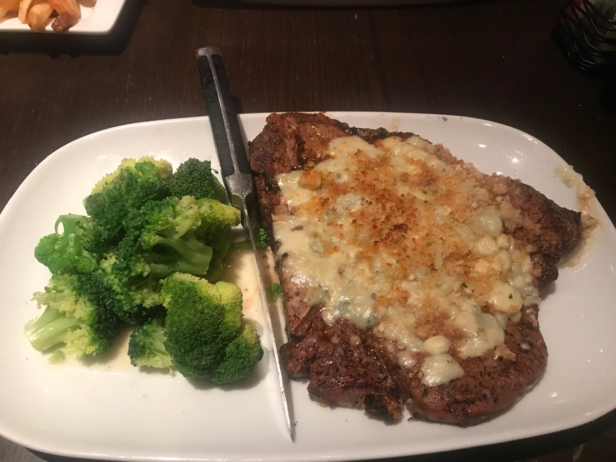MSLMW's tweet photo. Porterhouse blue cheese crusted and broccoli #GoodAndFull 😋 (@ LongHorn Steakhouse) https://t.co/rRlFMXpkGm https://t.co/ThkRf7Nzoe