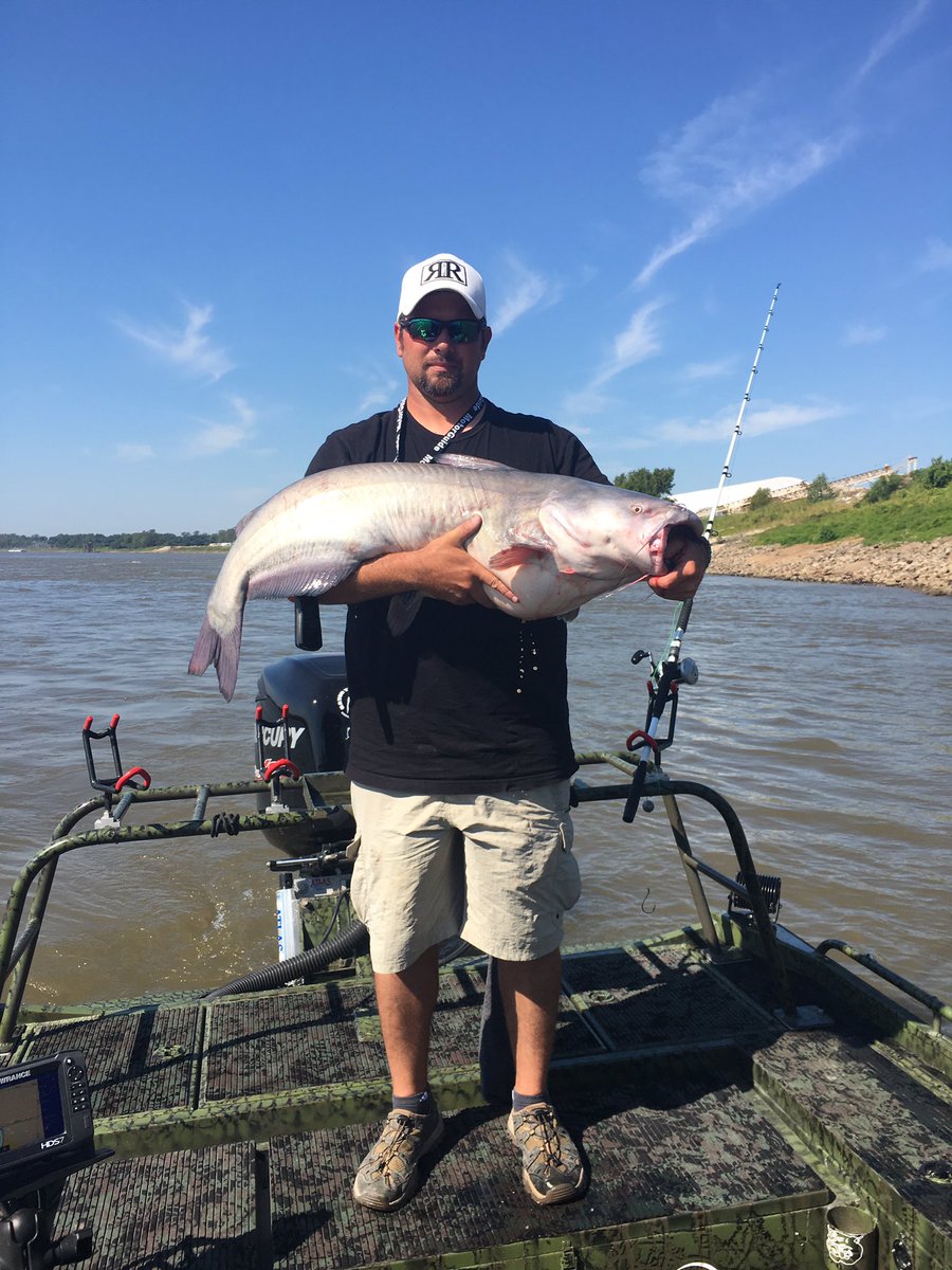 TheMudbuMs's tweet photo. Getting our feet wet on the Mississippi River! Great day to test out our New RailSpliter Rod bumping rod - The Walker!! #railsplitter https://t.co/Q05he1OqDn