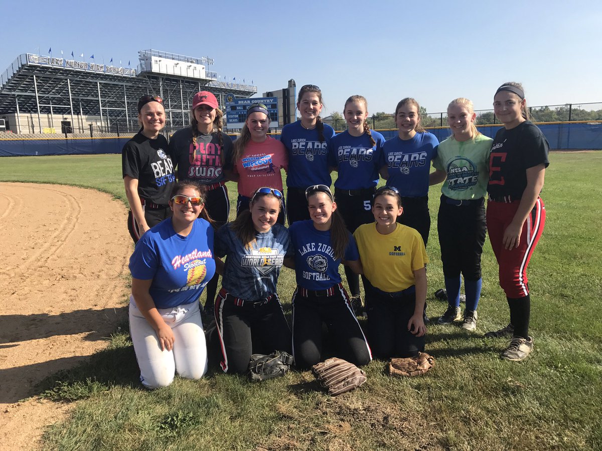 Lzhssoftball's tweet photo. First open field was a success!!! Thanks @abbyjokerst for planning! #alwaysgettingbetter #bearssoftball ❤️🐻⚾️ https://t.co/S90IzXTxVU