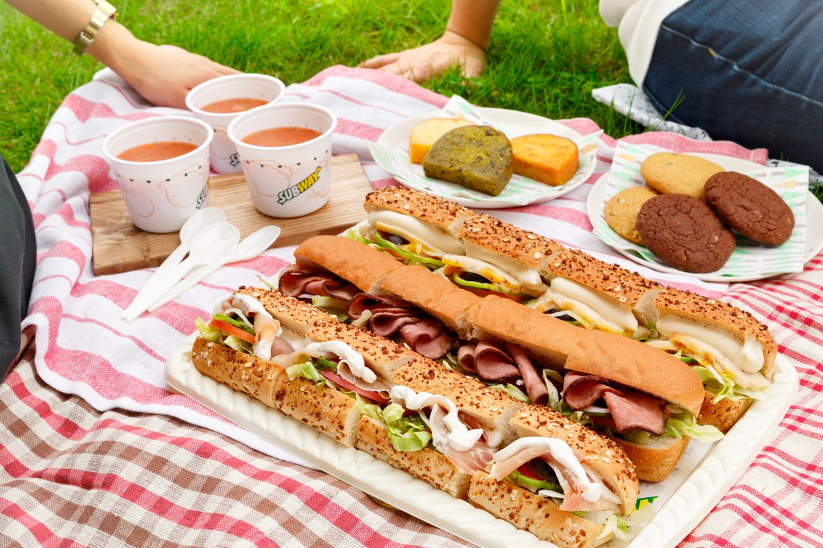 サブウェイ Twitter પર 明日から シルバーウィーク 天気の良い日は みんなで パーティー トレイ を持ってお手軽ピクニックに出かけよう 6人分のサンドイッチが入ったパーティートレイをハーフカットにすれば いろんなサンドが楽しめますよ ピクニック