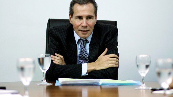 clarincom's tweet photo. La forma de la caída del cuerpo de Nisman demuestra que fue "asesinado por dos personas" https://t.co/8UYiJszBqw https://t.co/AtZIGAia0e