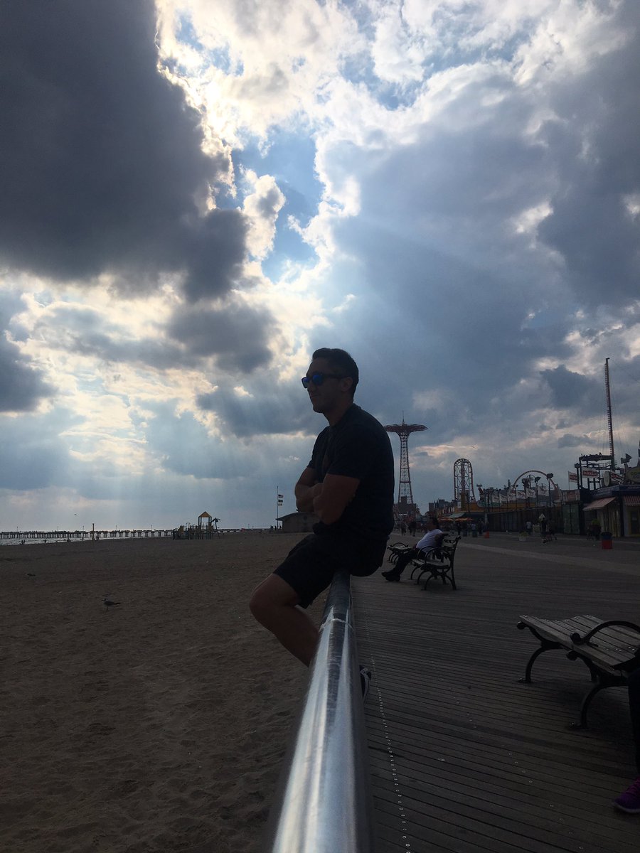 NicoNB4's tweet photo. Vacaciones: Codear en la cabeza mientras poso para la foto. https://t.co/ASEXX148QE