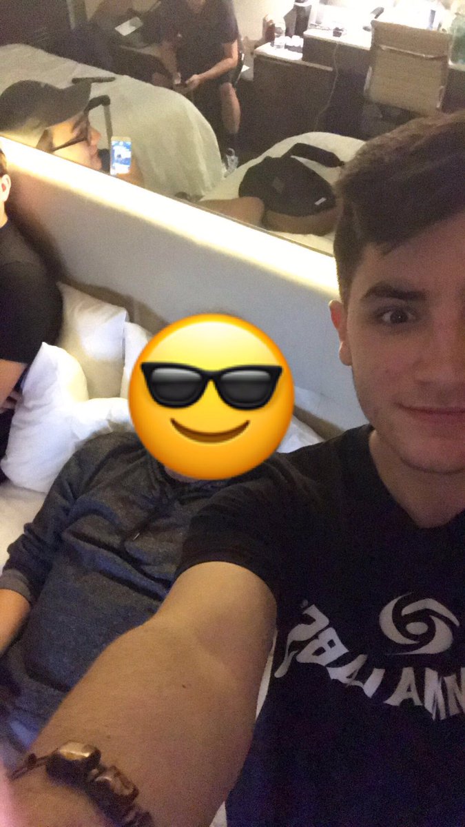 Crispy's tweet image. 5K LIKES FOR HIS FACE