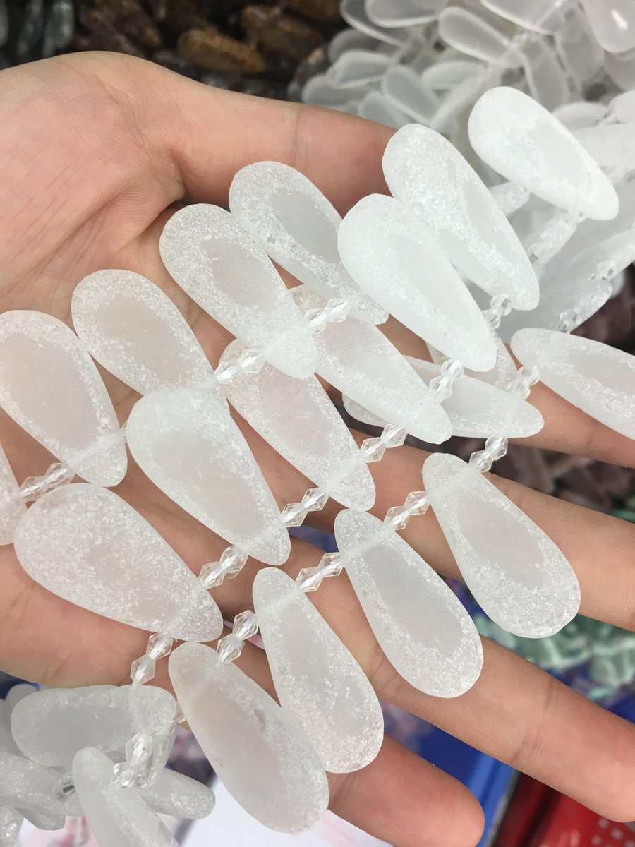 bsavailable's tweet image. 29-32mm natural matt rock crystal top drilled beads tuppu.net/ed6449f4 #Etsy #NaturalApatite