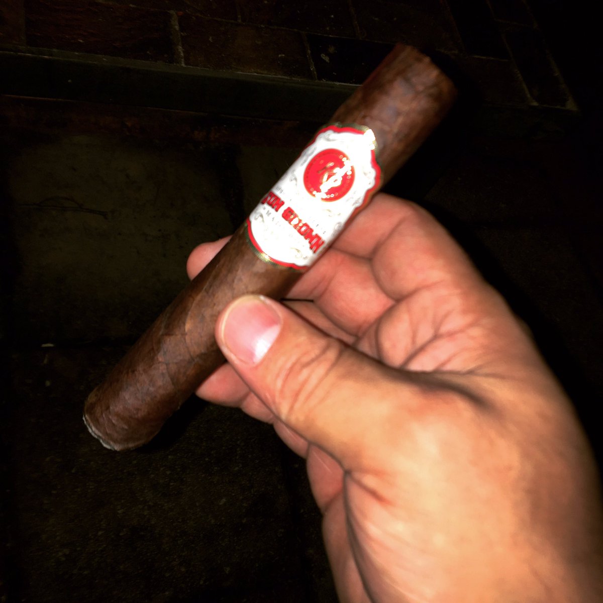 el_cigar's tweet photo. Chillin by the fire with Rocky. @rockypatelcigar #maduro https://t.co/dkJwp9XS3R