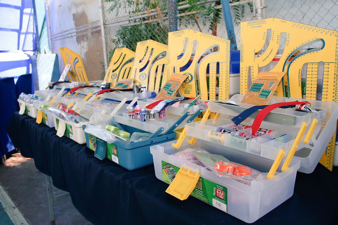 EvelingTrejo's tweet photo. 2/3 kits de limpieza, kits agrícolas, kits de albañilería y aportes para mejoramiento de viviendas. https://t.co/Fw3VhzBKuV