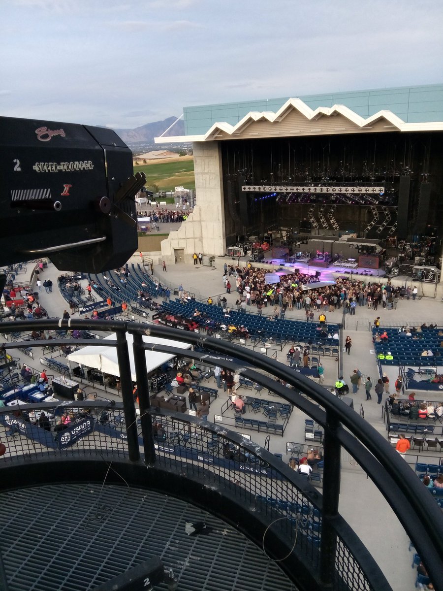 pansdemons's tweet photo. Why would I not be stoked to run spot for Jason Aldean? No snacks from catering. https://t.co/EsCqBxwCAn