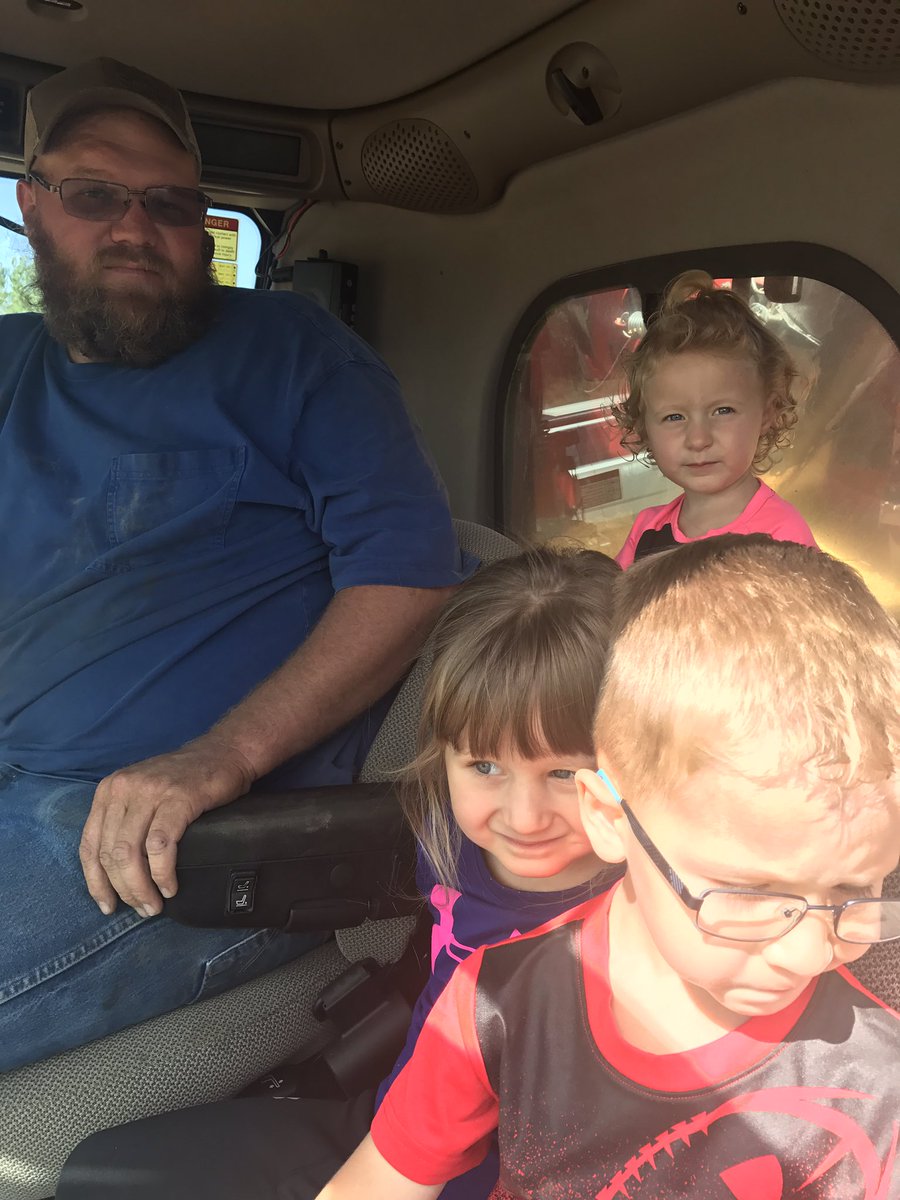 DustinOhanlon's tweet photo. #harvest2017 #p0339amt dry-land. 1st combine ride for the triplets. I am glad it's harvest time #dupontpioneer #ohanlonseed @PioneerNebr https://t.co/slI5IjpVJA