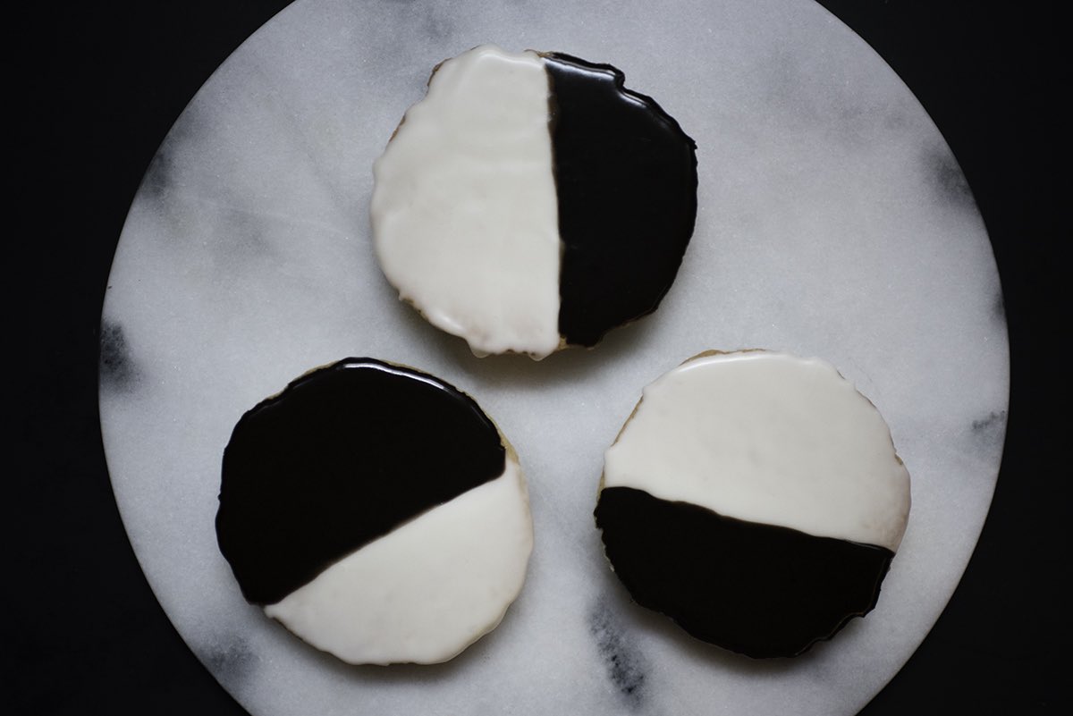mapofmypast's tweet photo. Look to the cookie Elaine.. LOOK TO THE COOKIE! #myflourythings #cookies #baking #blackandwhite #baker #foodphotography #seinfeld https://t.co/af58ibZlzM