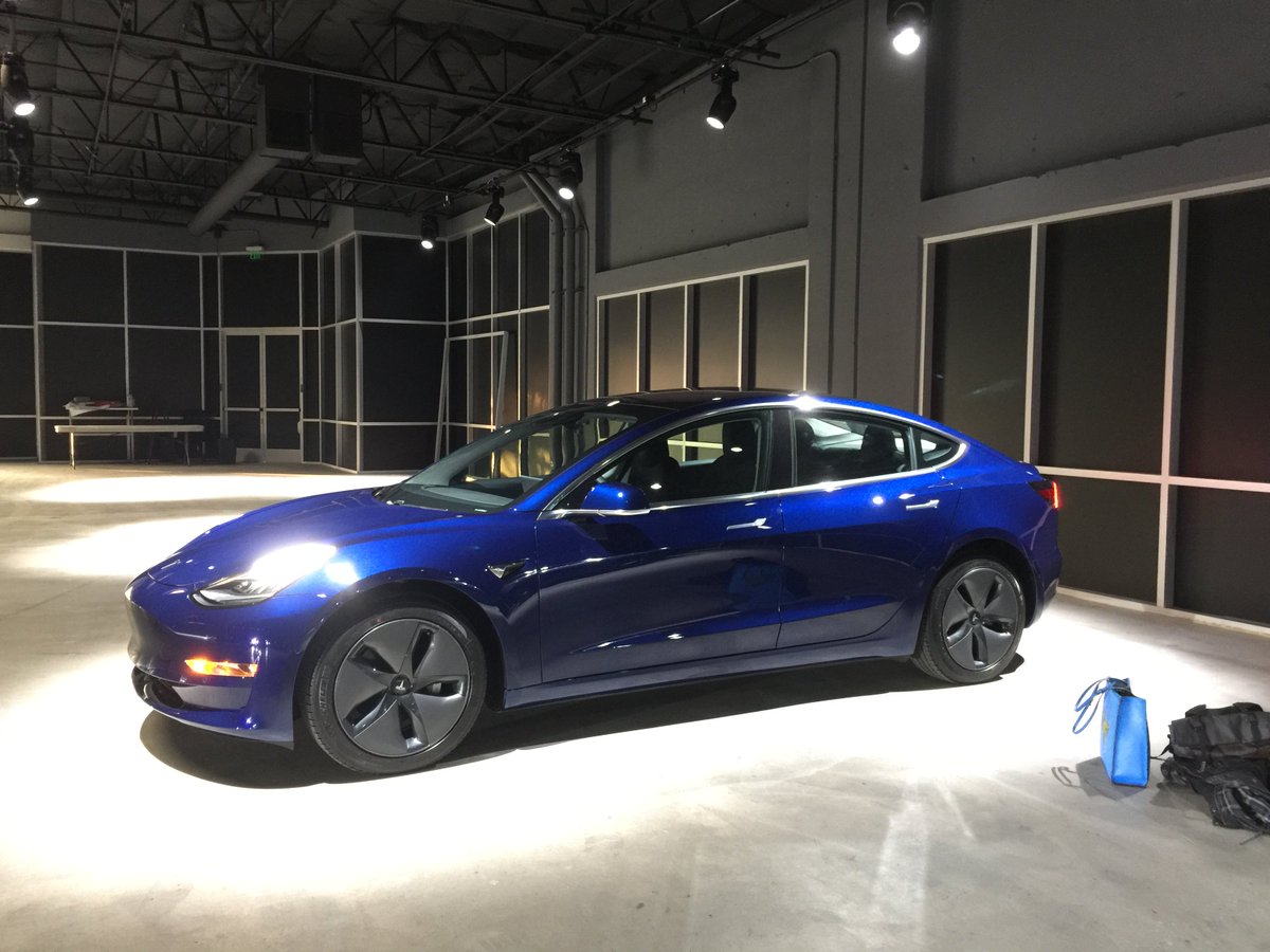 pineapplesgal's tweet photo. So my husband got a new car…it’s so pretty 😍 #model3 #tesla https://t.co/jav5RrtAN5