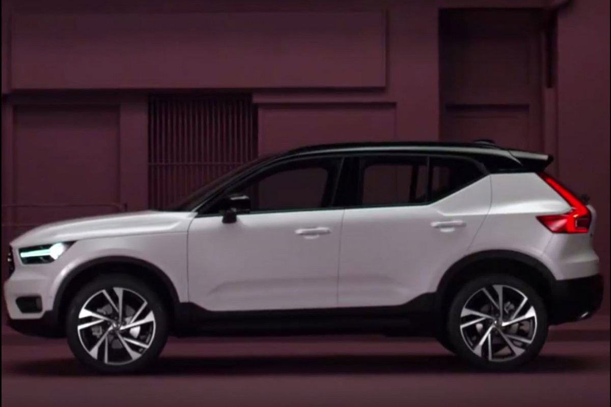 Autowereld's tweet photo. Oeps! #Volvo (Hongarije) onthult per abuis de #XC40. https://t.co/uxanUQ15sq https://t.co/sKLGG2vyrc