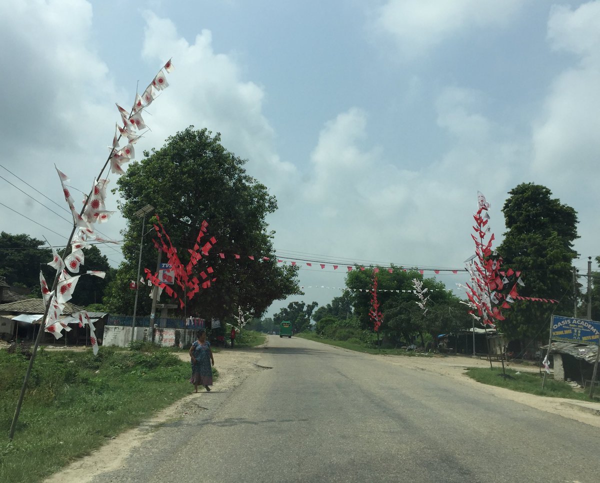 sitamademba's tweet photo. राजमार्गमा चुनाब चिन्ह अंकित झन्डाहरु बाँसको हाँगा हाँगामा राखिएको छ । #Provinceno2 #localelection2017 https://t.co/B76H0Qnj5X