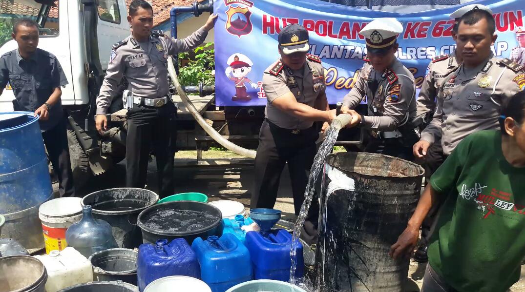 nearwork's tweet photo. Polres Cilacap beri bantuan air bersih di ds grebeg, Jeruk legi Cilacap #poldajateng https://t.co/ZpDlPBmN6d