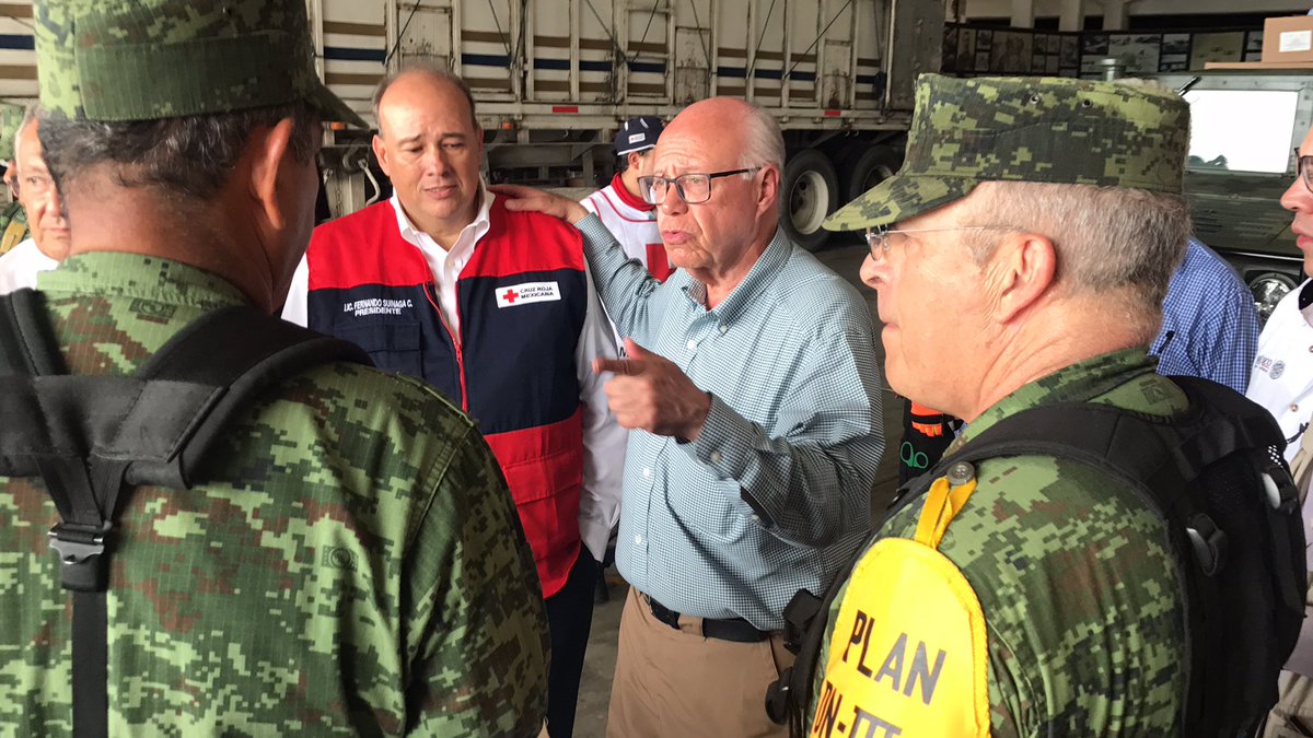 JoseNarroR's tweet photo. En la base militar aérea Nº2 de #Ixtepec, #Oaxaca, reconocí el valioso apoyo de @CruzRoja_MX, @SEDENAmx y @SEMAR_mx en esta contingencia. https://t.co/hcRIvUbXvR