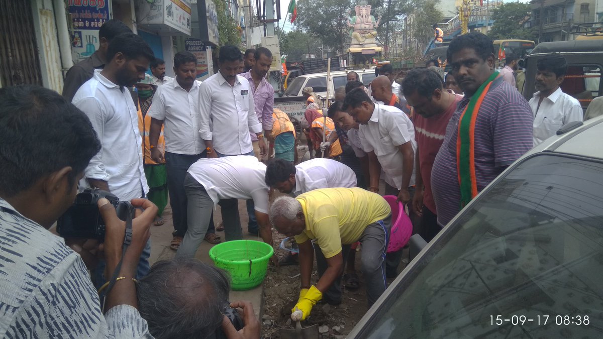 PonnaarrBJP's tweet photo. On #swachhtaHiSeva Campaign Participated at Madurai.@PIB_India @PMOIndia @swachhbharat https://t.co/XtTAQsXHU6