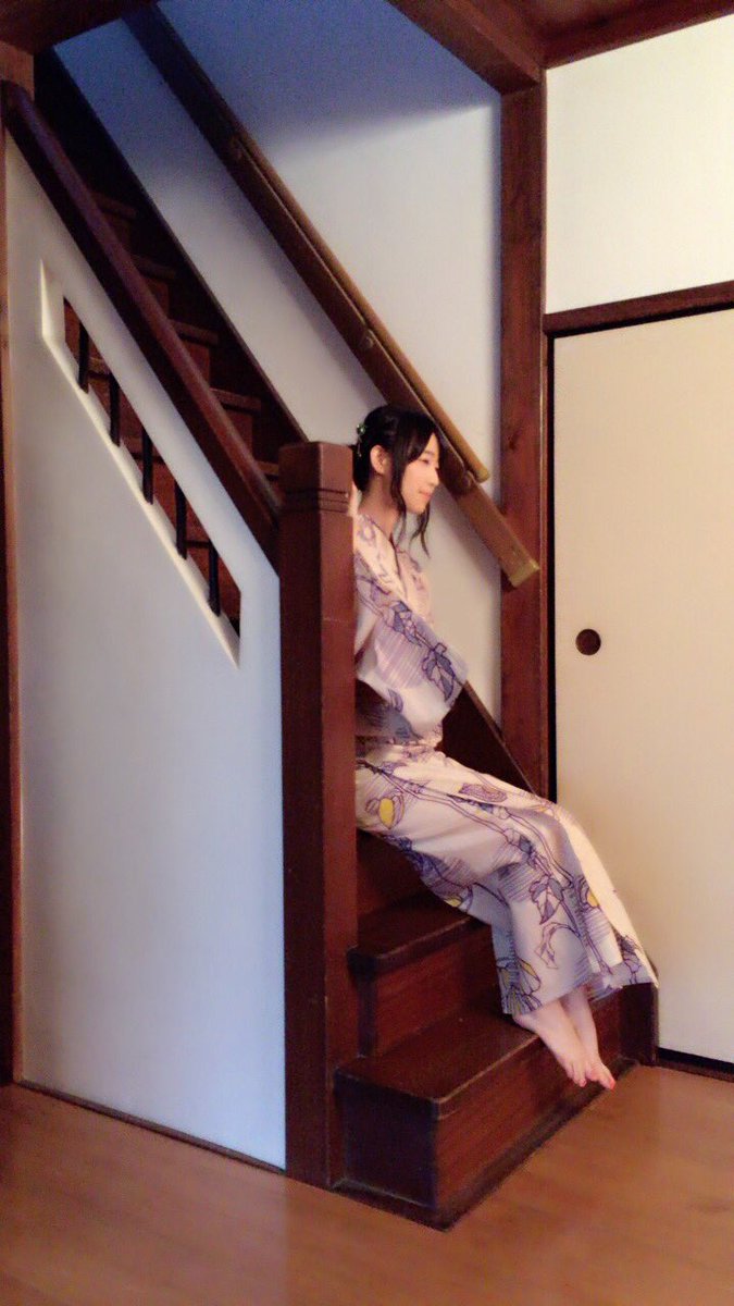 松井 恵理子 今日は声優パラダイスrさんの発売日です 秋の夜長 ってことでお月見気分でお写真撮っていただきました 渋めの浴衣の柄が気に入っております 鬼灯