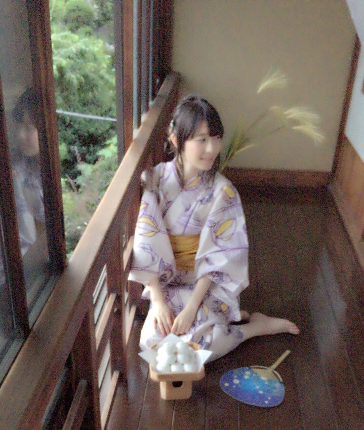 松井 恵理子 今日は声優パラダイスrさんの発売日です 秋の夜長 ってことでお月見気分でお写真撮っていただきました 渋めの浴衣の柄が気に入っております 鬼灯