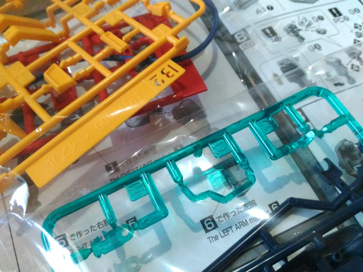 永遠の蒼 On Twitter プレバンよりmgヘイズル改到着 説明書はカラー 説明書に機体解説なし センサー類はクリアパーツ ディテールは控え目 股間のvの字はパーツ分けなし ライフルとカートリッジは一体成形 フレームは一部abs パイプ類はメッシュ素材