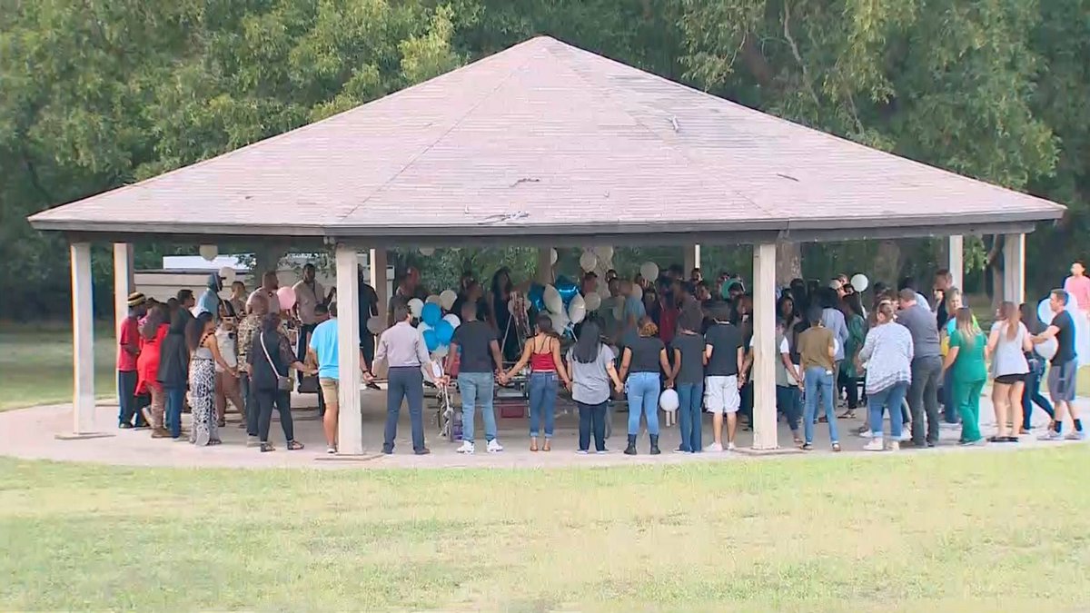 WFAADaybreak's tweet image. Loved ones honor victims of Plano shooting on.wfaa.com/2vWYqUn
