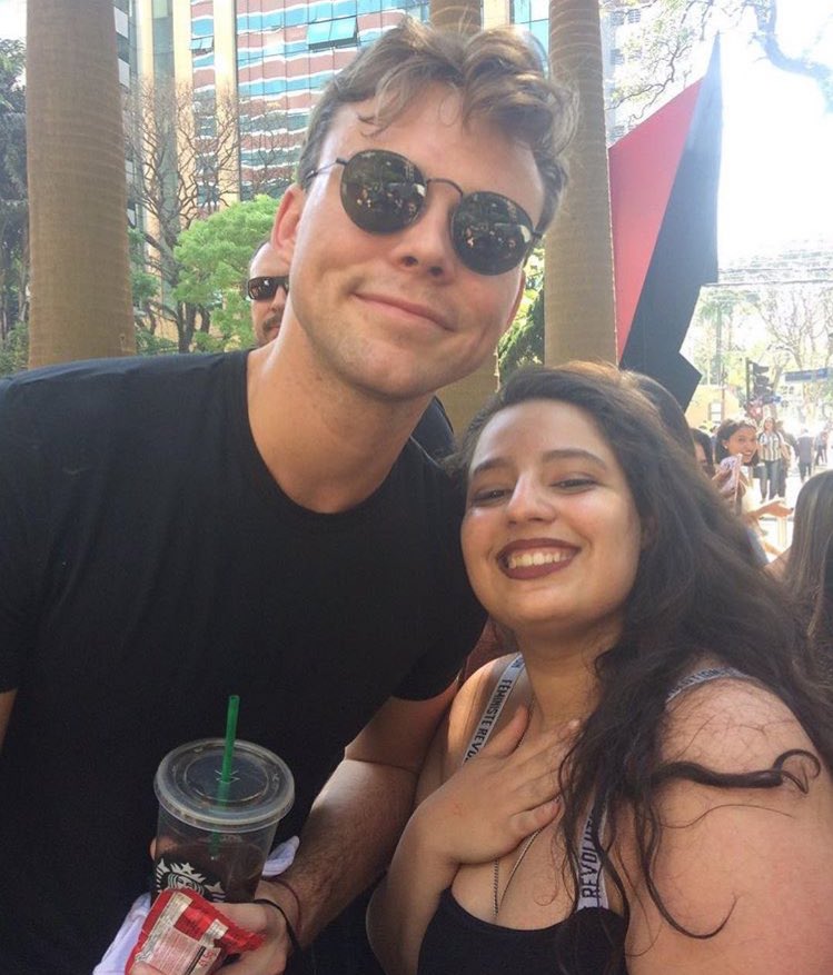 ashtonupdating's tweet photo. ashton today with fans #5sosbrazil #5sossaopaulo https://t.co/FRNiRQ8LC1