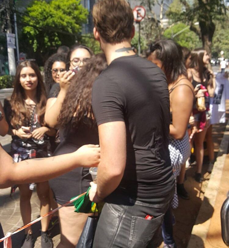 ashtonupdating's tweet photo. ashton today with fans #5sosbrazil #5sossaopaulo https://t.co/PhmtTil0Uu