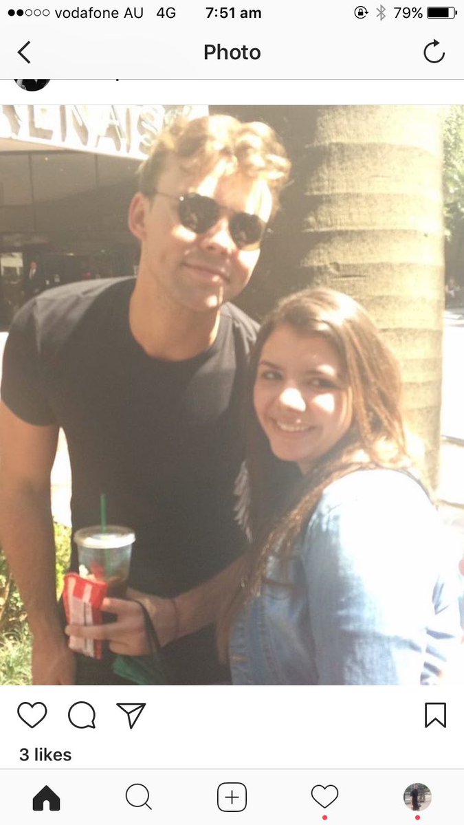 ashtonupdating's tweet photo. ashton today with fans #5sosbrazil #5sossaopaulo https://t.co/PhmtTil0Uu