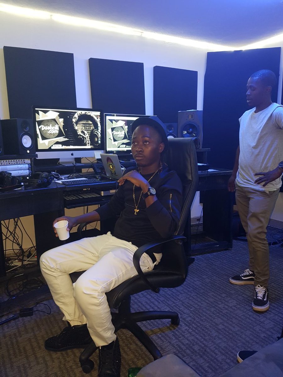 daywalker_rules's tweet photo. QUICKIE WITH @Dashcitidotcom #FLORECORDSINC #CASHINTRANSIT #BIRTHTIMEENTERTAINMENT #TEAMDAYWALKERRULES https://t.co/4x8S3ujLr5