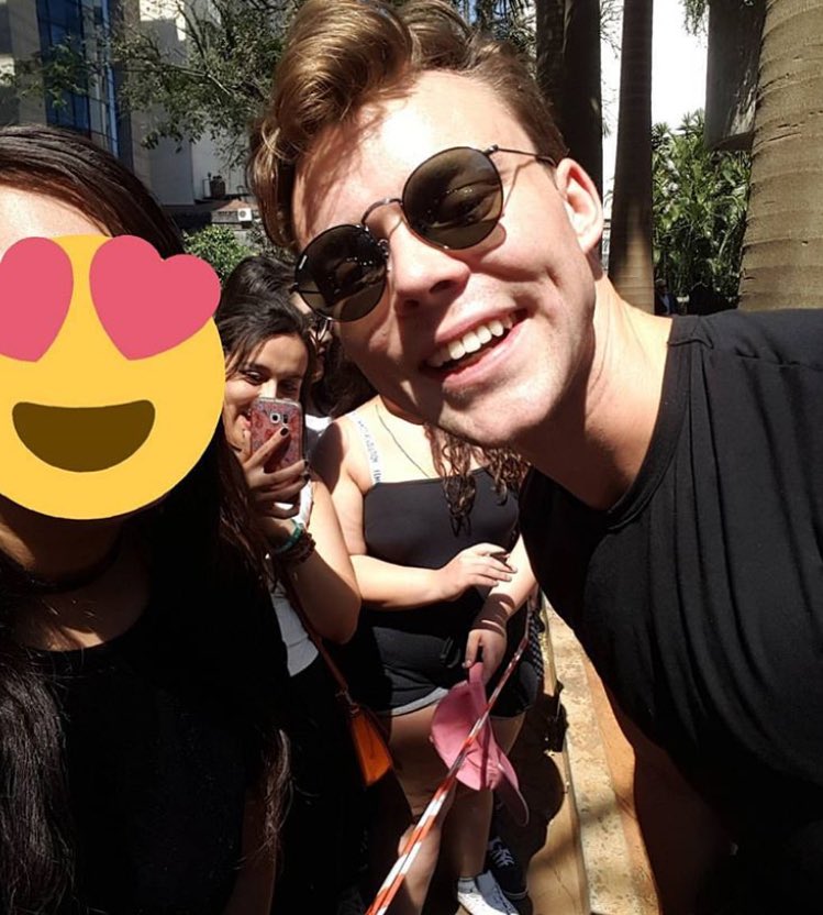 ashtonupdating's tweet photo. ashton today with fans #5sosbrazil #5sossaopaulo https://t.co/qTdo5nYD1E
