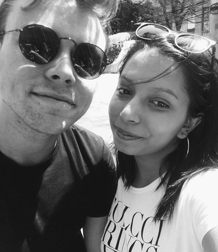 ashtonupdating's tweet photo. ashton today with fans #5sosbrazil #5sossaopaulo https://t.co/qTdo5nYD1E