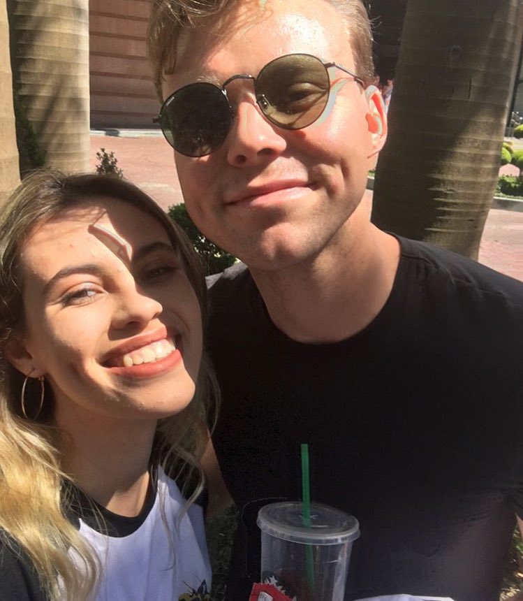 ashtonupdating's tweet photo. ashton today with fans #5sosbrazil #5sossaopaulo https://t.co/UVmokGRJfw