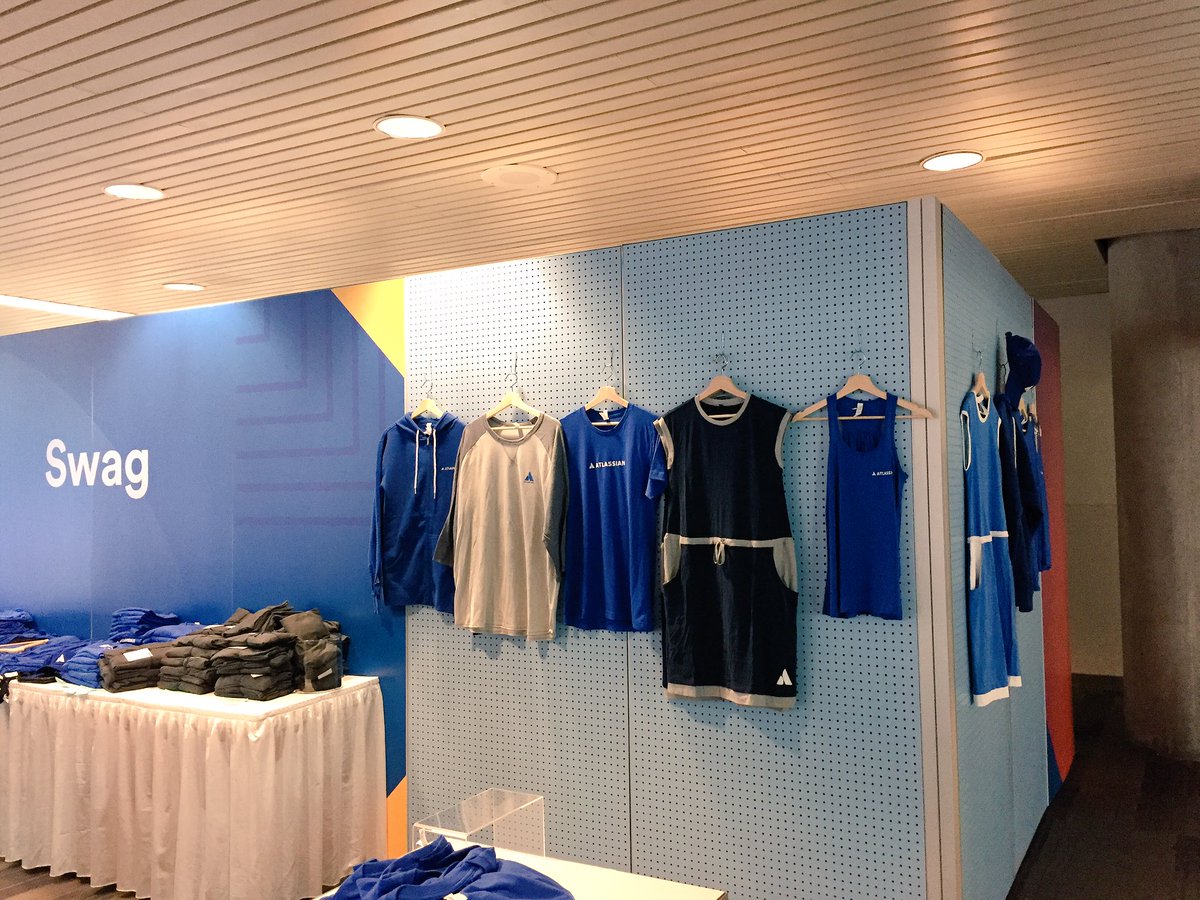 GxPAtlassian's tweet photo. Atlassian Summit の Swag 売り場はアパレル会社のようになってました。 #AtlassianSummitJP https://t.co/BdqAu4GHhR