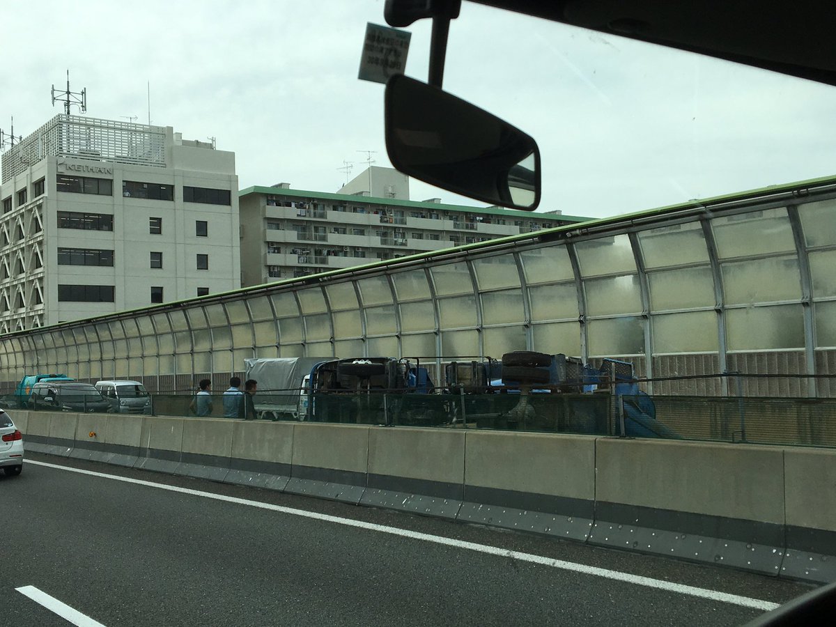 ミキサー車が横転し生コンクリートをぶちまける 名神高速道路上り京都南 京都東間で事故 Togetter ミキサー車が横転し生コンクリートをぶちまける 名神高速道路上り京都南 京都東間で事故 Togetter