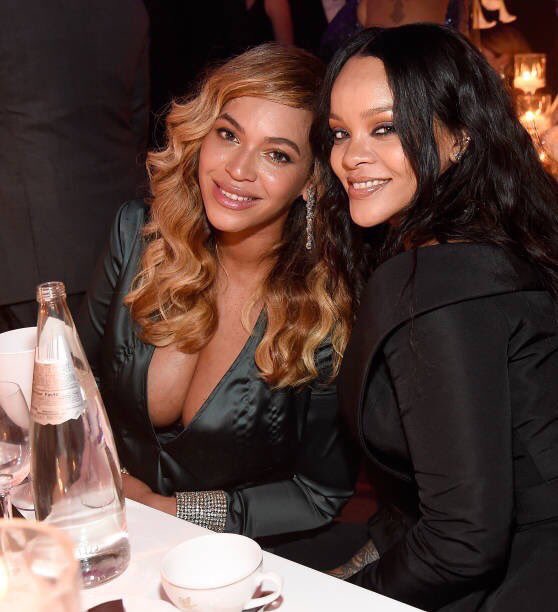 RapDirect_'s tweet photo. Beyoncé &amp; Rihanna #DiamondBall https://t.co/TPcm2GSbM8