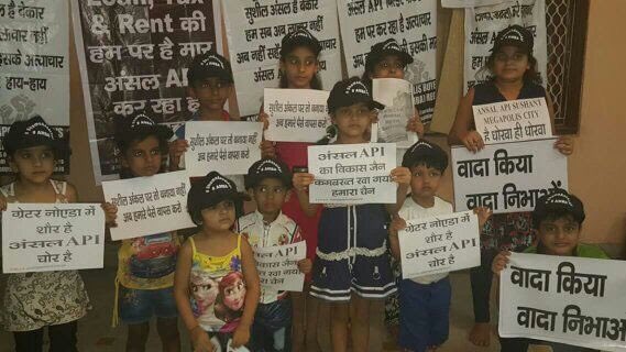 योगीजी:3महीने मे घर मिलेगा।
अथॉरिटी:हमारे पास कोई जादू की छड़ी नही है।
डी एम: बायर्स ने  घर हमसे  पूछ के लिया था क्या? <a href="/CMOfficeUP/">CM Office, GoUP</a> <a href="/Tehelka/">Tehelka</a>