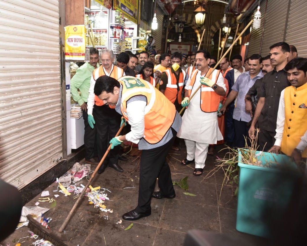 Participated in Swachhta Abhiyan at Crawford Market this morning to mark 3rd anniversary of #SwachhBharatMission ! #SwachhtaHiSeva