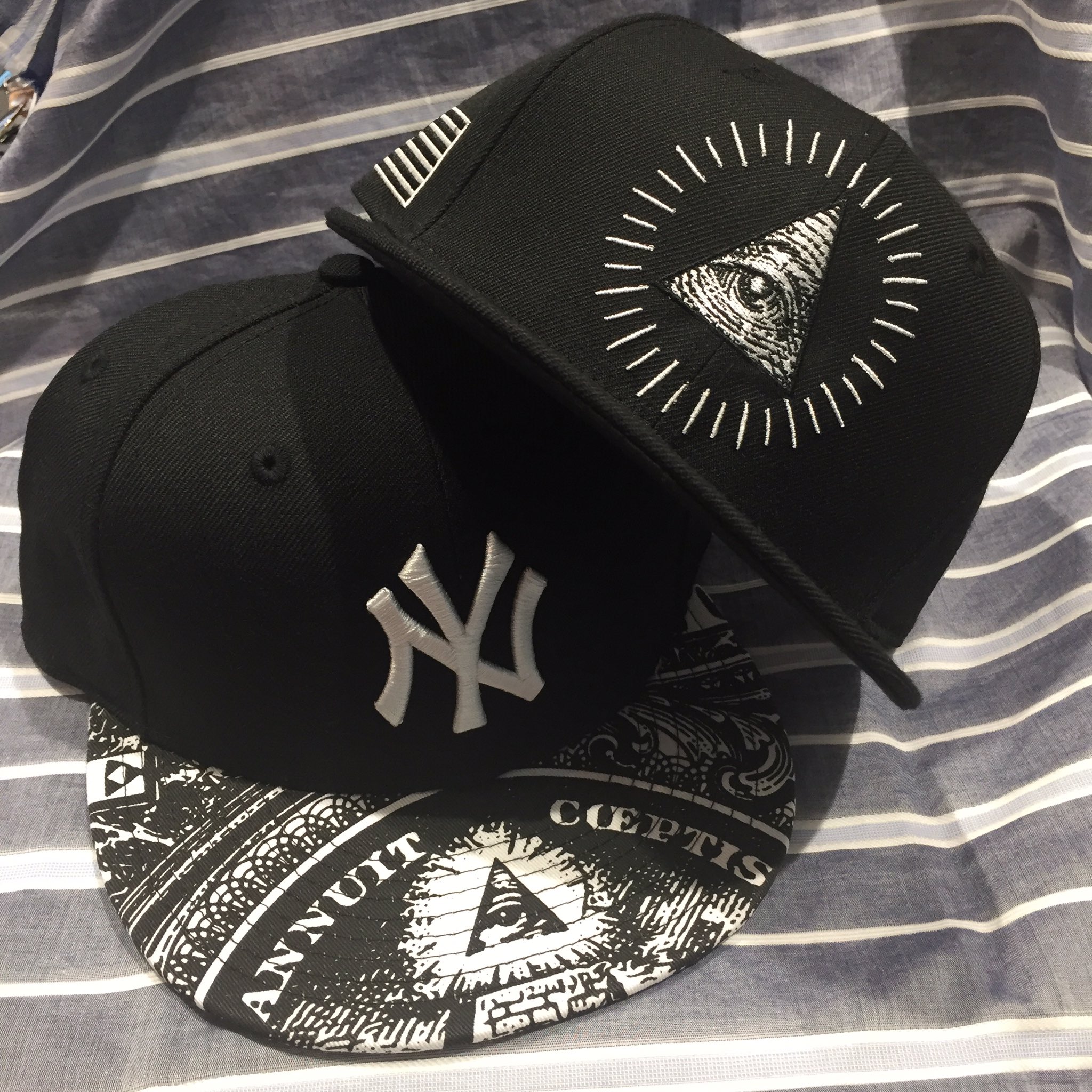 ケリーズラボ 渋谷店 あの 秘密結社 のシンボルマークと言われる プロビデンスの目 がプリントされた Onedollar デザインのキャップが入荷しました G 大胆すぎるほどドーンっと入ってます Freemason フリーメイソン フリーメイスン Newera