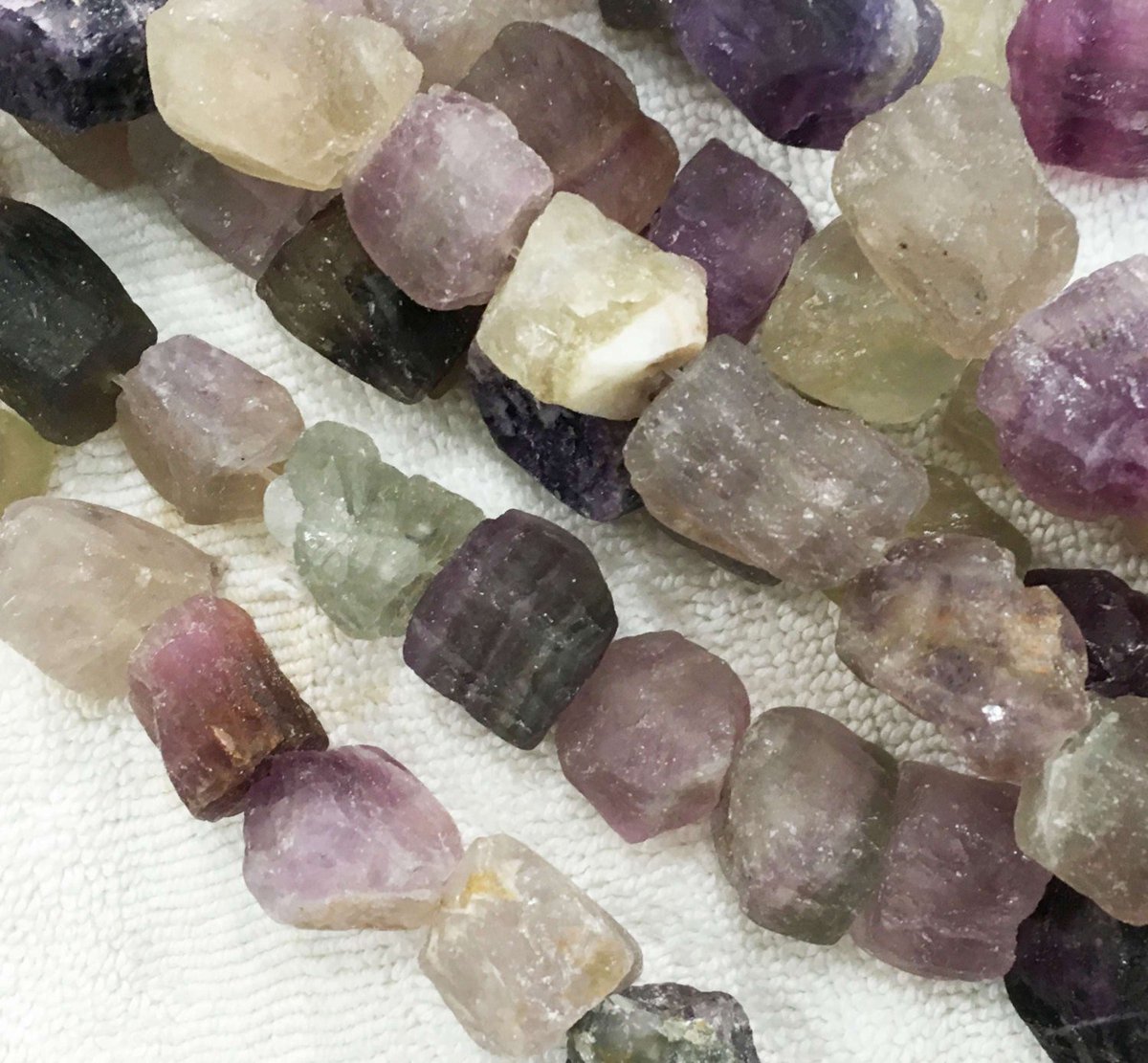 bsavailable's tweet image. 18-23mm natural Nugget Rough Fluorite Gemstone bead 10pc tuppu.net/52911770 #Etsy #Freesize