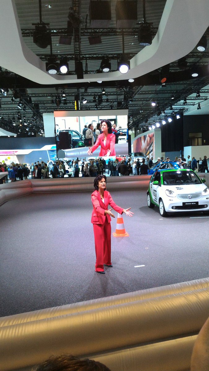 joinedtrill's tweet image. In the mood for #startups? @smart_worldwide #smartbooth @meconvention #MBIAA2017 #IAA2017 #pitch #passion #urban