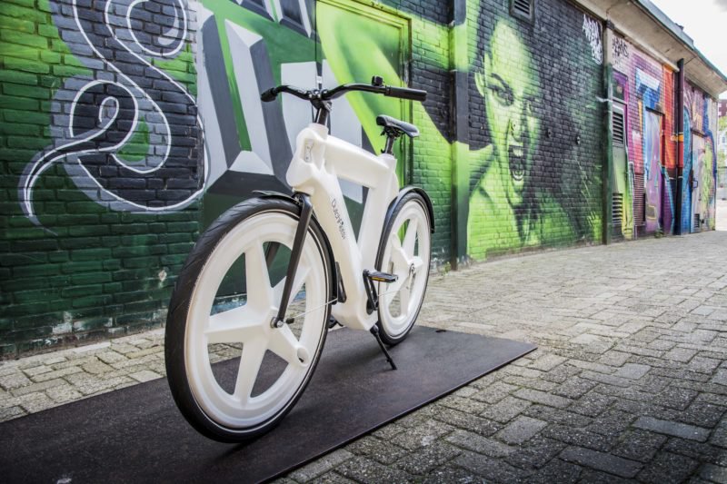 tilburgfietst's tweet photo. #design : Dutch Fiets laat een innovatief ontwerp zien gemaakt uit kunststof. Dmv crowdfunding is dit ontwerp nog meer ontwikkeld. #tff17 https://t.co/nyl5IrLUN5