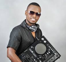 Gabz_FM's tweet photo. #JamSessionMix live on #GabzFMConversations with @djLatimmyBW from 13:40 @cathsona Get ur shooze on!! #WoozaFriday https://t.co/42252UoH9d