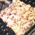 タコが丸ごと入っちゃってる!台湾で独自進化を遂げているたこ焼きが豪快!