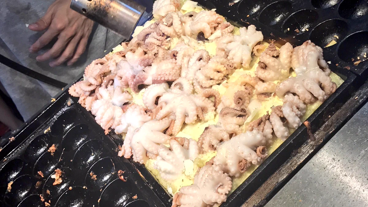 タコが丸ごと入っちゃってるｗｗｗ台湾で独自進化を遂げているたこ焼きが豪快ｗｗｗ