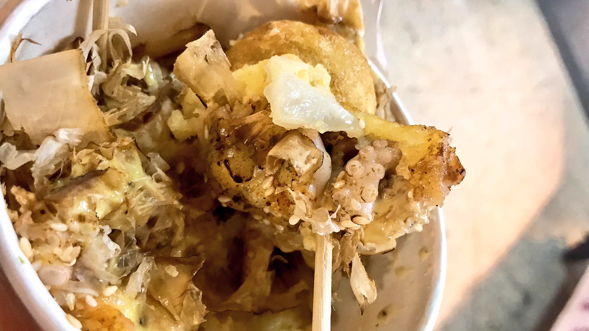 タコが丸ごと入っちゃってるｗｗｗ台湾で独自進化を遂げているたこ焼きが豪快ｗｗｗ