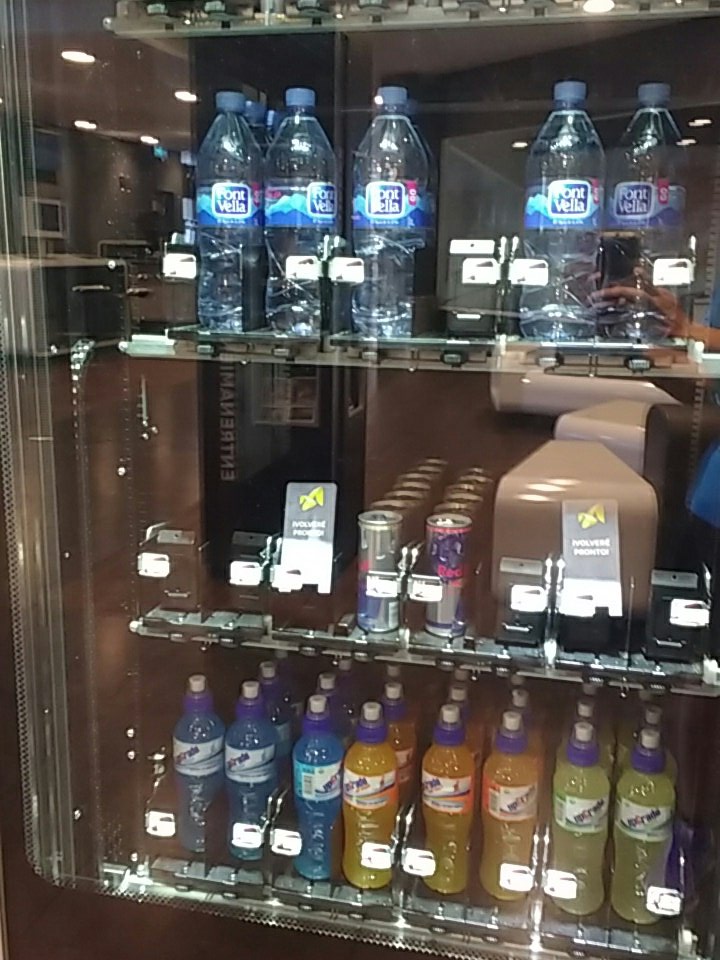 carlos_chubi's tweet photo. @horadelvermut Para cuándo un #vermut en las máquinas dispensadoras de bebidas de los #gym? @horadelvermut @piscolo @carlosperezzz @winerunner_ https://t.co/ewXOaPK0YN