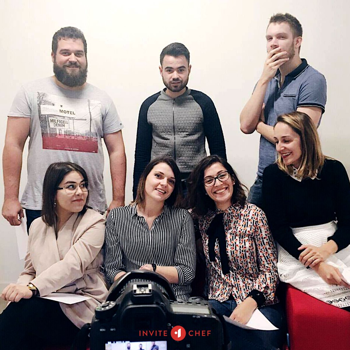 invite1chef's tweet photo. Petit backstage d'une photo de la brigade en plein shooting ! :)
#invite1chef #brigade #chefadomicile https://t.co/0JiCdoSQ0s